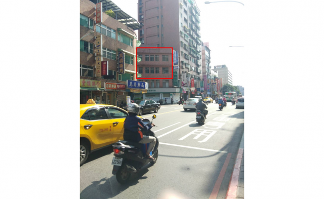 板橋面大馬路斜45度角外牆看板